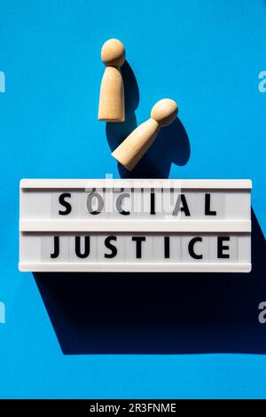 Lightbox mit Botschaft SOZIALE GERECHTIGKEIT. Motivationsbegriffe Zitate Konzept. Farbenfroher blauer Hintergrund. Minimalistisches kreatives Konzept Stockfoto