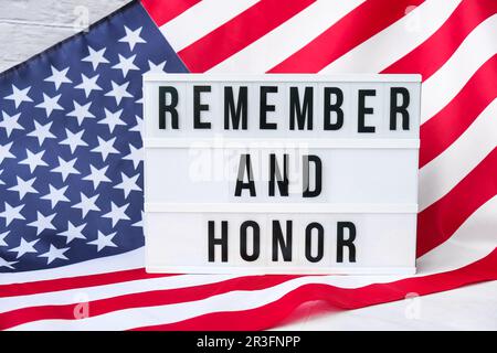 Amerikanische Flagge. Lightbox mit Text ERINNERN UND EHREN Flagge der vereinigten Staaten von Amerika. 4. Juli Unabhängigkeitstag. US-Patrio Stockfoto