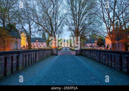 Schloss Wickrath am Abend, Mönchengladbach, Nordrhein-Westfalen, Deutschland, Europa Stockfoto