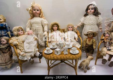 Sala de muñecas Antiguas, coleccion León López, Edificio de estilo Modernista de Can Prunera, Siglo XX, Soller, Sierra de Tramuntana, Mallorca, Balearen, Spanien, Europa. Stockfoto