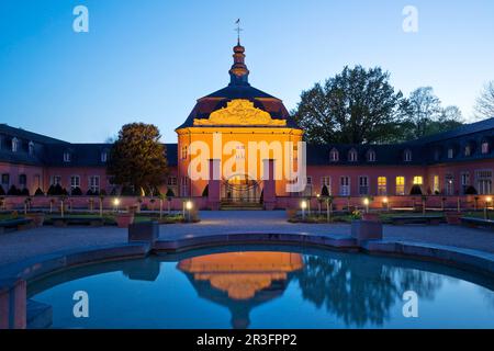 Schloss Wickrath am Abend, Mönchengladbach, Nordrhein-Westfalen, Deutschland, Europa Stockfoto