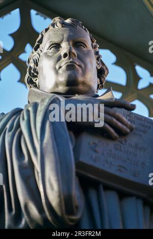 Martin-Luther-Denkmal von 1821 auf dem Marktplatz von Wittenberg in Sachsen-Anhalt in Deutschland Stockfoto