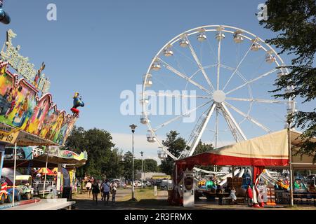 Darlowo, Polen - Juli 31 2022: Schöner Vergnügungspark mit Riesenrad an sonnigen Tagen Stockfoto