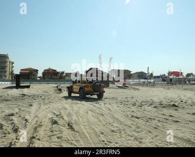 SENIGALLIA, ITALIEN - 22. JULI 2022: Jeep-Probefahrt auf Sand im Freien. Fahrzeugpräsentation Stockfoto