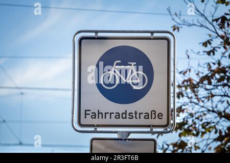 Bild eines Hinweisschildes auf einer Fahrradstraße in Köln. Ein Fahrradweg, manchmal auch als Stadtviertel bezeichnet, ein Viertel, Stockfoto