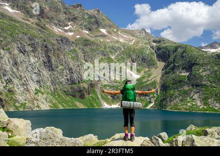 Trekker, Lago de Caillouas, Gourgs Blancs, Cordillera de Los Pirineos, Frankreich. Stockfoto