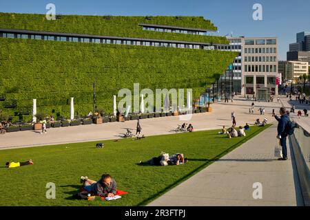 Grünes Ingenhoven-Tal mit Menschen, grüne Architektur in der Stadt, Düsseldorf, Deutschland, Europa Stockfoto