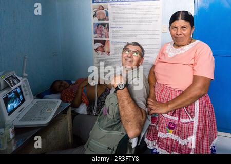 Examen por Ultrasonidos, Centro de Salud, Lancetillo (La Parroquia), Municipio de Uspantán, Quiche, Sierra de Chamá, Guatemala, Mittelamerika. Stockfoto