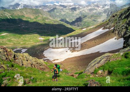 Escursionista ascendiendo El Puerto, Valle de Aygues Torten, louron, Cordillera de Los Pirineos, Frankreich. Stockfoto