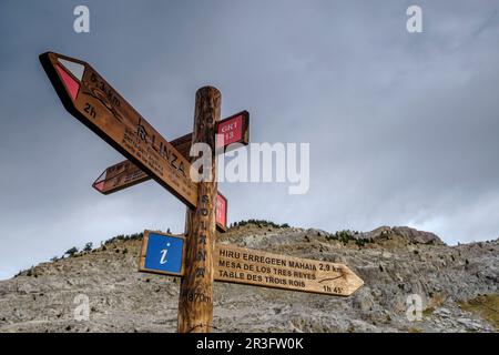 Señalizacion en el ascenso a la Mesa de los Tres Reyes, Hoya de la Solana, Parque Natural de Los Valles Occidentales, Huesca, Cordillera de Los Pirineos, Spanien, Europa. Stockfoto