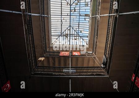 Bild von türkischen Flaggen in einem Gebäude in Istanbul, Türkei. Die Nationalflagge der Türkei, offiziell die türkische Flagge, ist eine rote Flagge mit einem Weißwein Stockfoto