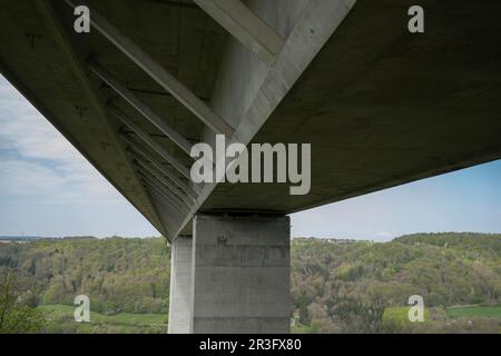 Autobahnbrücke im Kocher-Tal in der Nähe von Braunsbach Stockfoto