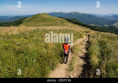 Senderistas en la cresta de polonina Carynska, Parque nacional Bieszczady, Reserva de la UNESCO llamada Reserva de la biosfera Carpática oriental, voivodato de la Pequeña Polonia, Cárpatos, Polonia, osteuropa. Stockfoto