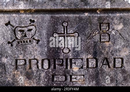 Tafel mit Bestattungssymbolen, Friedhof Alaró, Mallorca, Balearen, Spanien. Stockfoto