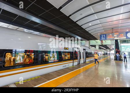 Zug Fuxing Hochgeschwindigkeitszug HGV Peking Süd Bahnhof in China Stockfoto