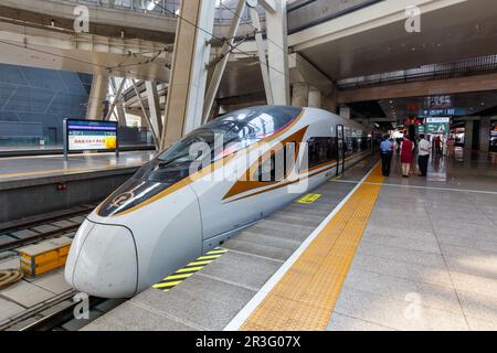 Zug Fuxing Hochgeschwindigkeitszug HGV Peking Süd Bahnhof in China Stockfoto