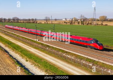 Italo ETR 675 Pendolino Hochgeschwindigkeitszug von Nuovo Trasporto Viaggiatori NTV auf der Linie Mailand - Bologna nahe Melegnano in Italien Stockfoto