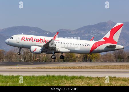 Air Arabia Airbus A320 Flugzeug Bergamo Flughafen in Italien Stockfoto