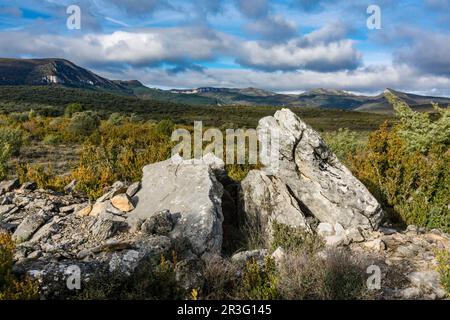 Dolmen de Pueoril - Dolmen de Puyurí-, III milenio antes de Cristo, ruta de los megalitos del alto Aragon, Paúles de Sarsa, Provincia de Huesca, Comunidad Autónoma de Aragón, cordillera de los Pirineos, Spanien, europa. Stockfoto