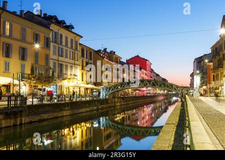 Mailand Navigli Milano Restaurant und Bar Nachbarschaft Urlaub reisen City Blue Hour in italien Stockfoto