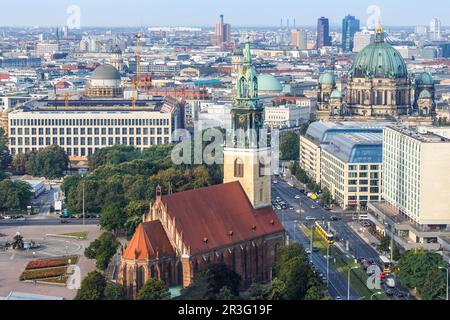 Berliner Straße Die Skyline der Marienkirche in Deutschland aus der Vogelperspektive Stockfoto