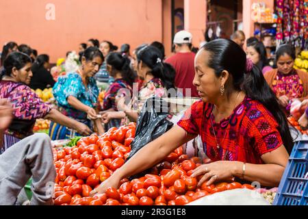 Mercado cubierto de Santo Tomas, Mercado del Centro Historico, Chichicastenango, Municipio del Departamento de El Quiché, Guatemala, Mittelamerika. Stockfoto