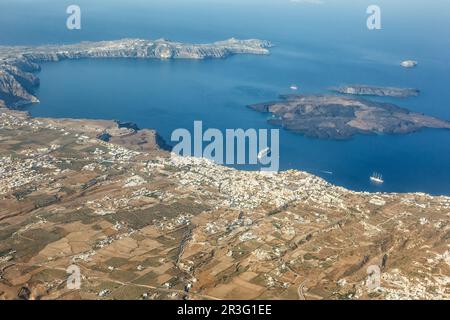 Santorini Insel Santorin Urlaub in Griechenland reisen Sie durch die Stadt Fira Thera auf dem Mittelmeer Luftfoto Stockfoto