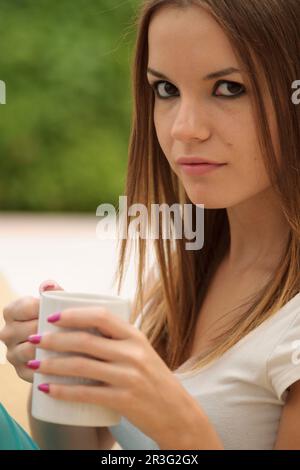 Mujer joven bebiendo de una taza, islas baleares, Spanien. Stockfoto