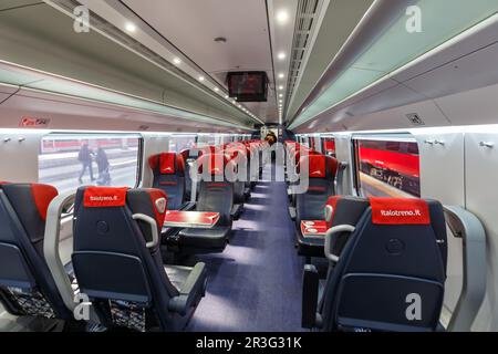 Innenausstattung eines Hochgeschwindigkeits-Zuges Italo ETR 675 Pendolino des Nuovo Trasporto Viaggiatori NTV am Bahnhof Mailand Centrale, Stockfoto