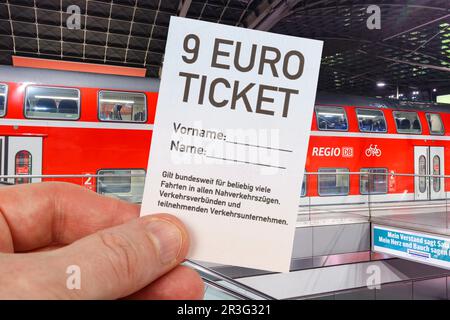 9-Euro-Ticket 9-Euro-Ticket mit Regionalzug Regionalbahn Fotomontage in Berlin, Deutschland Stockfoto