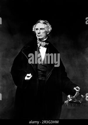 Samuel F.B. Morse, Porträt halber Länge, mit linker Hand auf einem Telegrafengerät posieren. Stockfoto