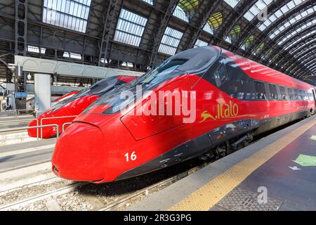 Italo ETR 675 Pendolino Hochgeschwindigkeitszüge des Nuovo Trasporto Viaggiatori NTV am Bahnhof Milano Centrale in Mailand, Italien. Stockfoto