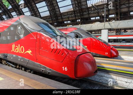 Italo ETR 675 Pendolino Hochgeschwindigkeitszüge des Nuovo Trasporto Viaggiatori NTV am Bahnhof Milano Centrale in Mailand, Italien. Stockfoto