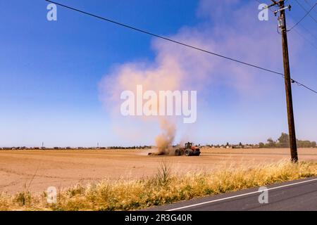 Ein sehr großer Traktor bereitet ein Feld für die Anpflanzung in Manteca California USA vor Stockfoto