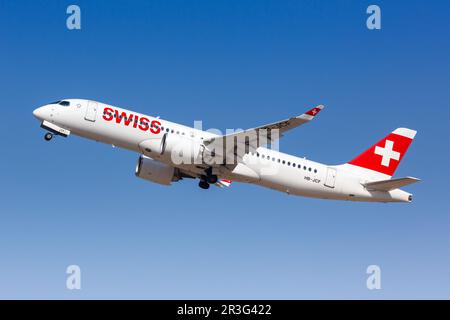 Swiss Airbus A220-300 Flugzeug Santorini Flughafen in Griechenland Stockfoto