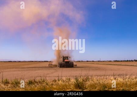 Ein sehr großer Traktor bereitet ein Feld für die Anpflanzung in Manteca California USA vor Stockfoto