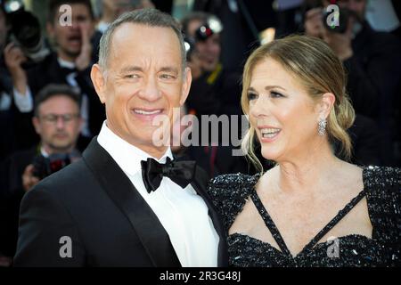 Cannes, Frankreich. 23. Mai 2023. Rita Wilson und Tom Hanks besuchen den roten Teppich „Asteroid City“ beim 76. Jährlichen Filmfestival in Cannes am Palais des Festivals am 23. Mai 2023 in Cannes, Frankreich. (Foto: Daniele Cifala/NurPhoto) Kredit: NurPhoto SRL/Alamy Live News Stockfoto