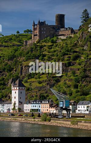 Blick auf St. Goarshausen mit dem Rhein und Schloss Katz, Rheinland-Pfalz, Deutschland, Europa Stockfoto