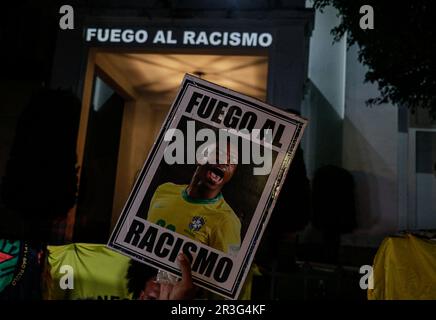 Sao Paulo, Brasilien. 23. Mai 2023. Demonstranten antirassistischer sozialer Bewegungen versammeln sich vor dem spanischen Generalkonsulat und halten ein Porträt von Vinicius Junior, um gegen die rassistischen Angriffe auf den brasilianischen Spieler von Real Madrid zu protestieren. Kredit: Allison Sales/dpa/Alamy Live News Stockfoto