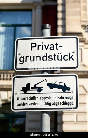 Parkverbot in Magdeburg. Übersetzung: Privateigentum, geparkte Fahrzeuge werden abgeschleppt Stockfoto