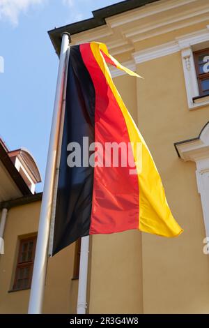 Flagge der Bundesrepublik Deutschland vor einem Bundesministerium in Magdeburg Stockfoto