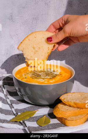 Hausgemachte Karotten-Ingwer-Curcuma-Suppe. Traditionelle Kürbissuppe der Saison mit cremiger, seidiger Konsistenz. Gesunde vegane, saubere Ernährung. Se Stockfoto