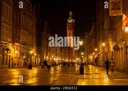 Danzig Polen - Mai 2022 Blick auf Dlugi Targ und Dluga Straße in der Altstadt bei Nacht. Das Rathaus bei Nacht. Danzig ist der Historiker Stockfoto