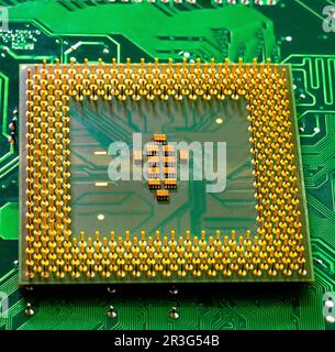 Nahaufnahme der Mikrochips und Stifte auf der Leiterplatte des Haupt-CPU-PC-Prozessors. Stockfoto
