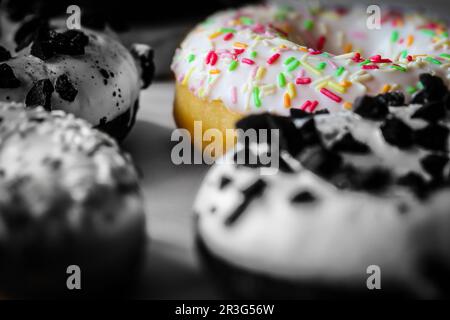 Ringdonut mit weißer Glasur Stockfoto