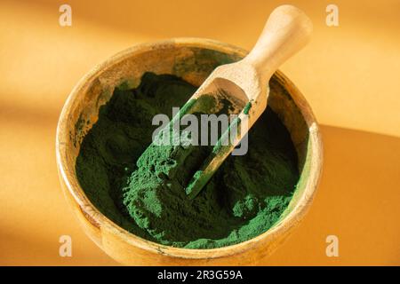 Blaugrüne Algen Chlorella und Spirulinapulver in Bambus-Eco-Schüssel. Superpulver im Löffel. Detox Superfood. Natürliche Ergänzung o Stockfoto