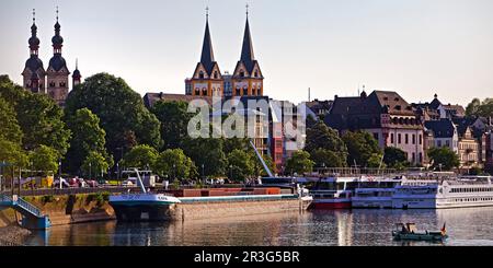 Schiffe auf der Mosel mit der Frauenkirche und der Floriner Kirche, Koblenz, Deutschland, Europa Stockfoto