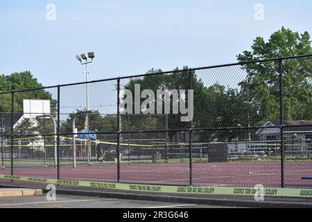 Hackensack, Usa. 23. Mai 2023. Polizeibeamte schließen Carver Park und die umliegenden Basketballfelder am Ort der Schießerei. Eine Person wurde am Dienstagabend in der Nähe von Carver Park in der Second Street in Hackensack, New Jersey, erschossen. Gegen 5:40 Uhr Eastern Time. Das Büro des BergenCounty Sheriffs und die Polizei von Hackensack waren vor Ort, um die Schießerei zu untersuchen. Berichte besagen, dass ein Gewehr als angebliche Waffe benutzt wurde, eine weitere Waffe wurde angeblich am Tatort gefunden. Kredit: SOPA Images Limited/Alamy Live News Stockfoto