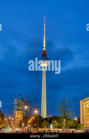 Der berühmte Fernsehturm von Berlin bei Nacht von der Museumsinsel aus gesehen Stockfoto