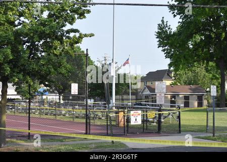 Hackensack, Usa. 23. Mai 2023. Polizeibeamte schließen Carver Park und die umliegenden Basketballfelder am Ort der Schießerei. Eine Person wurde am Dienstagabend in der Nähe von Carver Park in der Second Street in Hackensack, New Jersey, erschossen. Gegen 5:40 Uhr Eastern Time. Das Büro des BergenCounty Sheriffs und die Polizei von Hackensack waren vor Ort, um die Schießerei zu untersuchen. Berichte besagen, dass ein Gewehr als angebliche Waffe benutzt wurde, eine weitere Waffe wurde angeblich am Tatort gefunden. (Foto: Kyle Mazza/SOPA Images/Sipa USA) Guthaben: SIPA USA/Alamy Live News Stockfoto